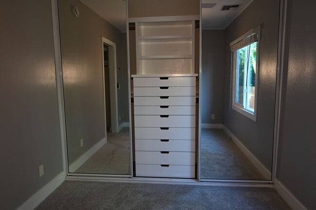 Building Photo - Very Cute 1 Bd/1Ba back half of duplex.