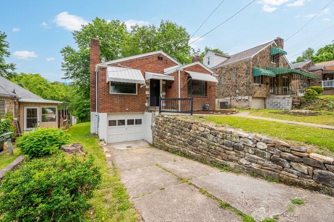 Building Photo - Stunning 2 bedroom home in Penn Hills available August 1!