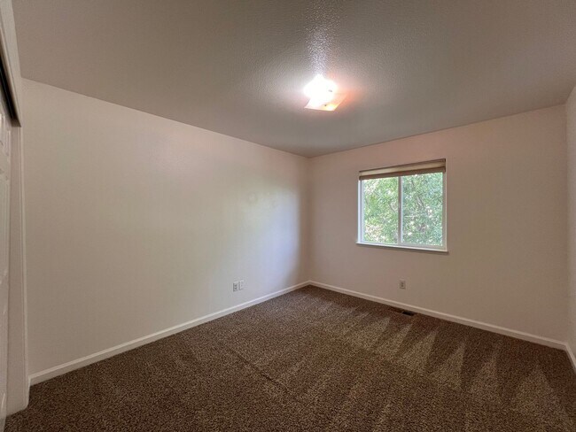 Building Photo - 665 Starlite Dr