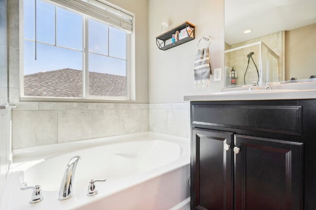 Building Photo - "Spacious 4-Bedroom Retreat with 2.5 Baths in Reunion!"