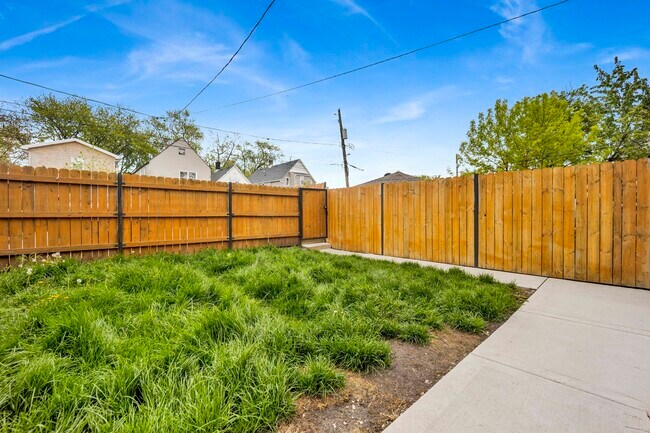 Building Photo - 1821 N Tripp Ave