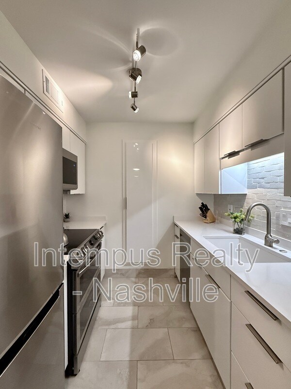 Building Photo - 420 Walton Ln