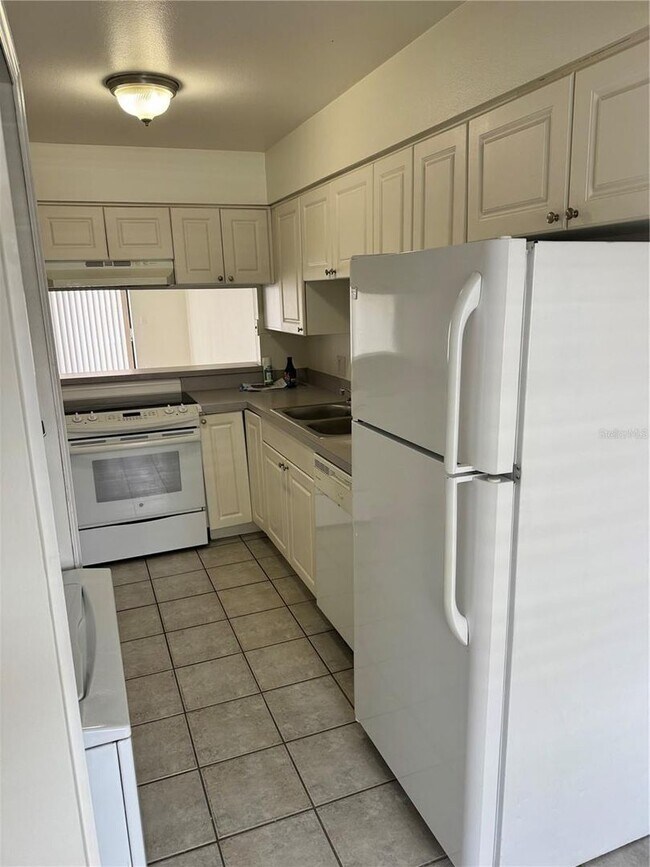 Building Photo - 2219 Caribbean Dr S