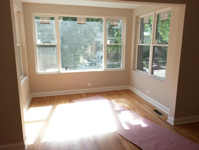 Building Photo - 5010 N Troy St