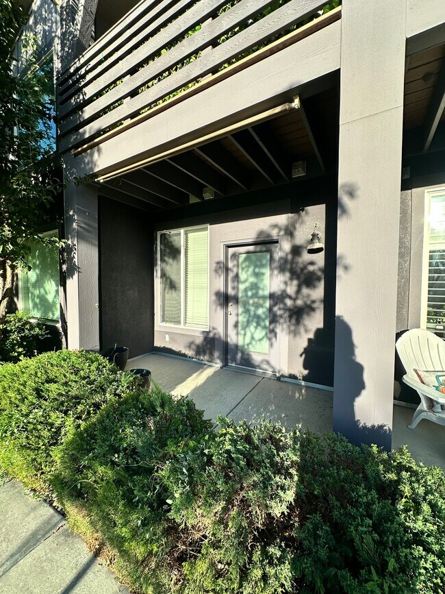 Building Photo - 11303 S River Heights Dr