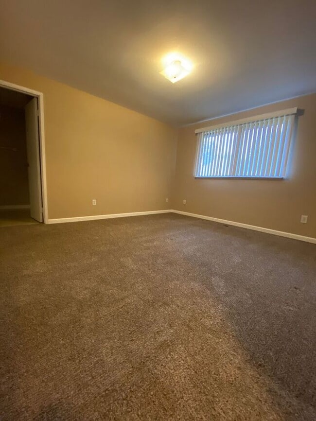 Building Photo - Wonderful 3 Bedroom Duplex in Puyallup!