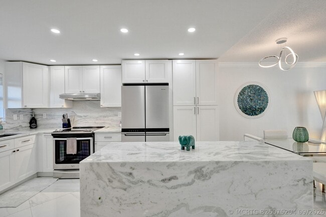 Building Photo - 1169 Hillsboro Mile