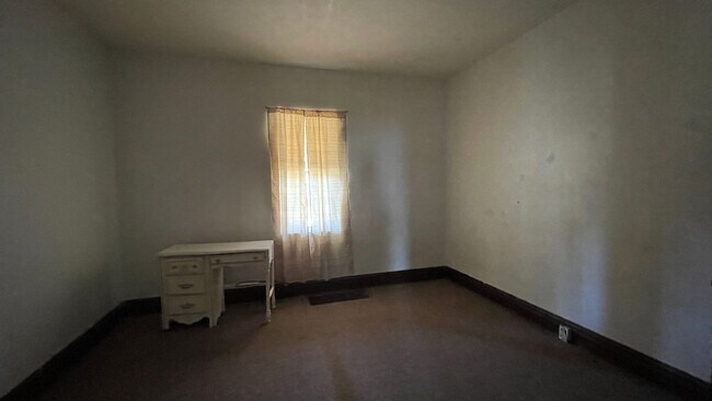 Building Photo - Downstairs - 1 Bedroom 1 Bath Apt
