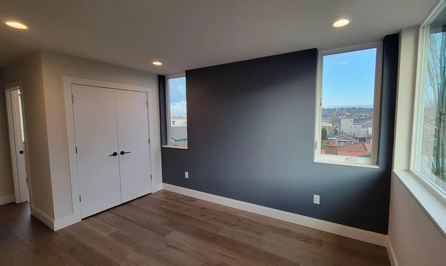 Building Photo - Newer end unit 2 bed 2 bath townhome w/ amazing views