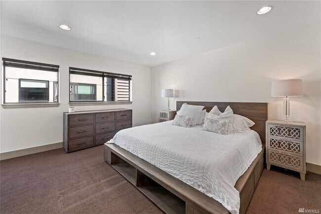 Building Photo - 2Bd/1.75Ba Seattle Townhouse