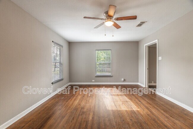 Building Photo - 402 W Wildwood Dr