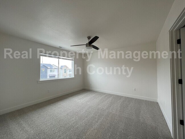Building Photo - Newer American Fork Townhouse