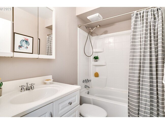 Building Photo - Fully Remodeled 3 Bedroom/2.5 Bathroom Lak...