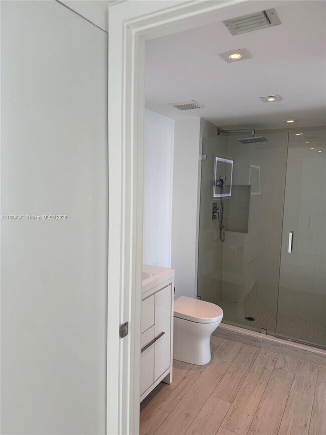 Building Photo - 1155 Brickell Bay Dr