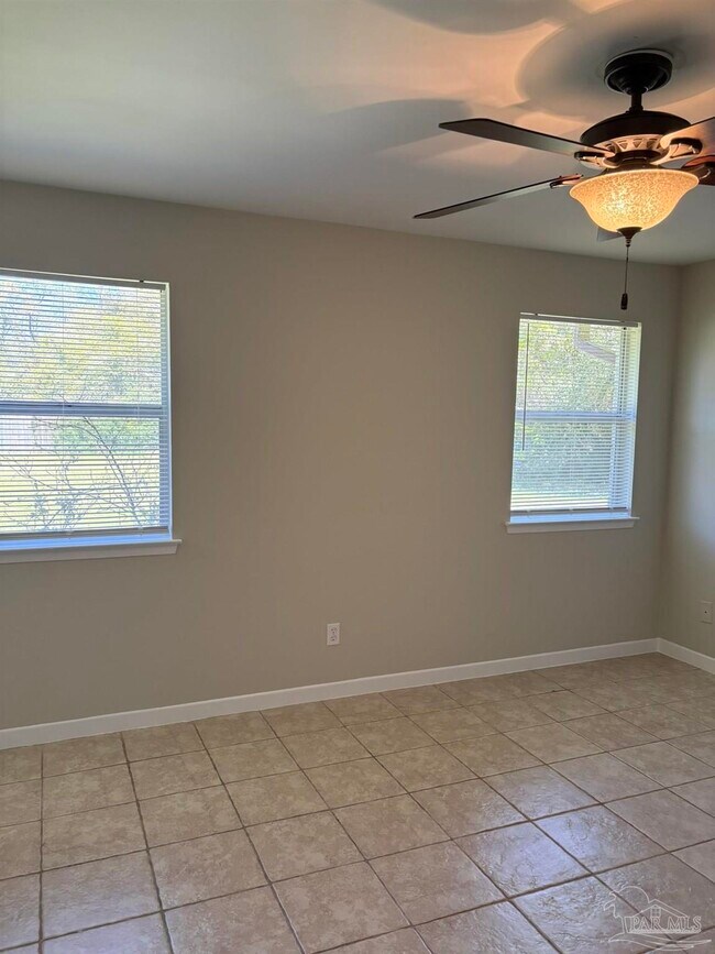 Building Photo - 1824 Iris Ln