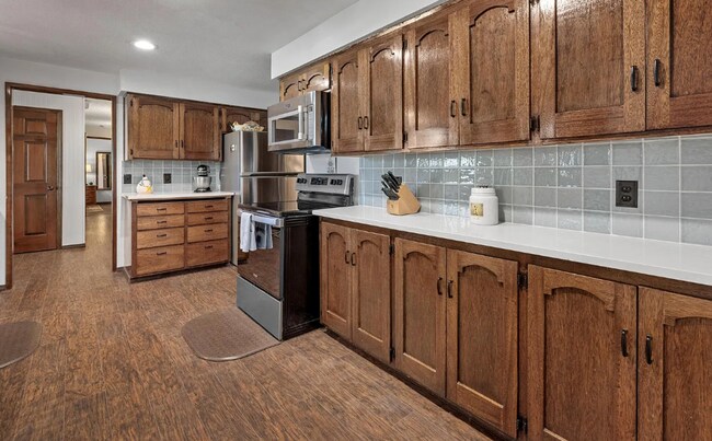 Building Photo - Charming Mid-Century Modern Ranch Home, 2 Bedroom 2 Bathroom, Lots Of Natural Lighting!