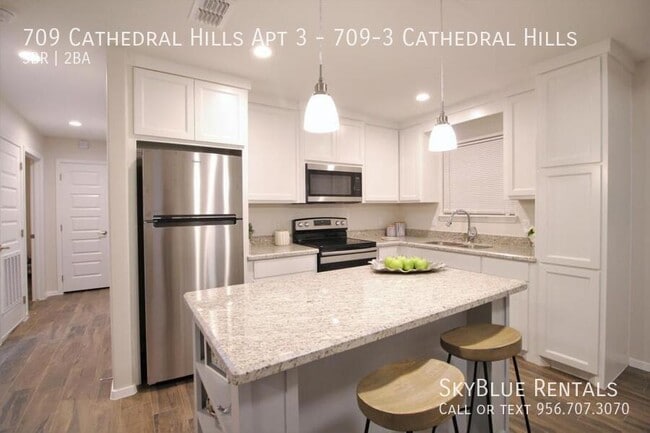 Building Photo - 709 Cathedral Hl