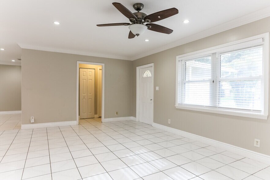 Building Photo - 9842 Spanish Isles Dr