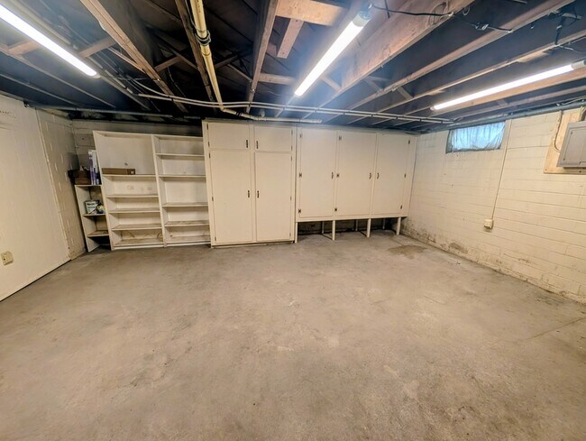 Building Photo - 2031 Blue Dr