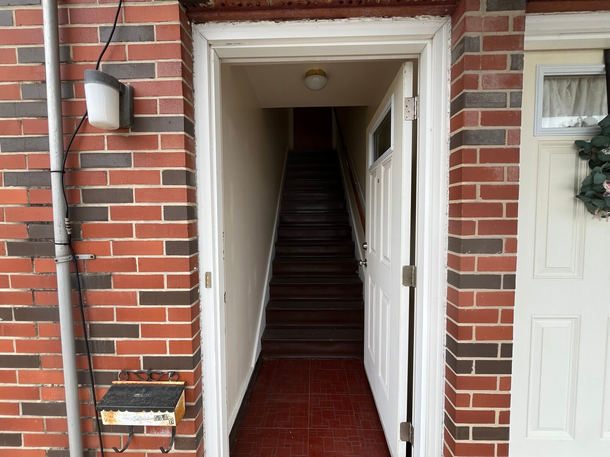 Entryway - 537 S Wayne St