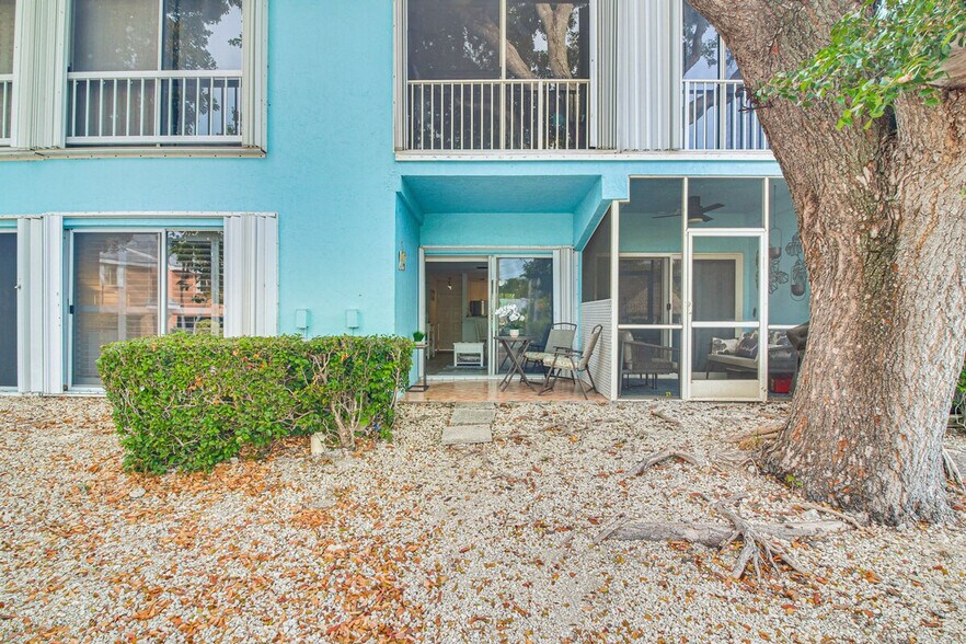 Building Photo - 9860 Leeward Ave