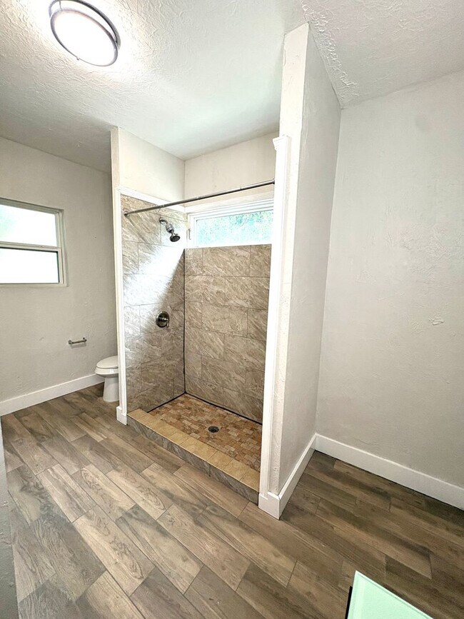 Building Photo - 3/2 Historic Home Available NOW!