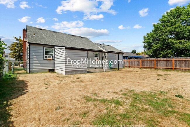 Building Photo - Three Bedroom Cottage in NE Salem!