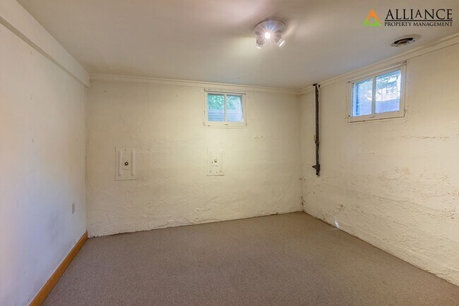 Building Photo - Perfect Location!