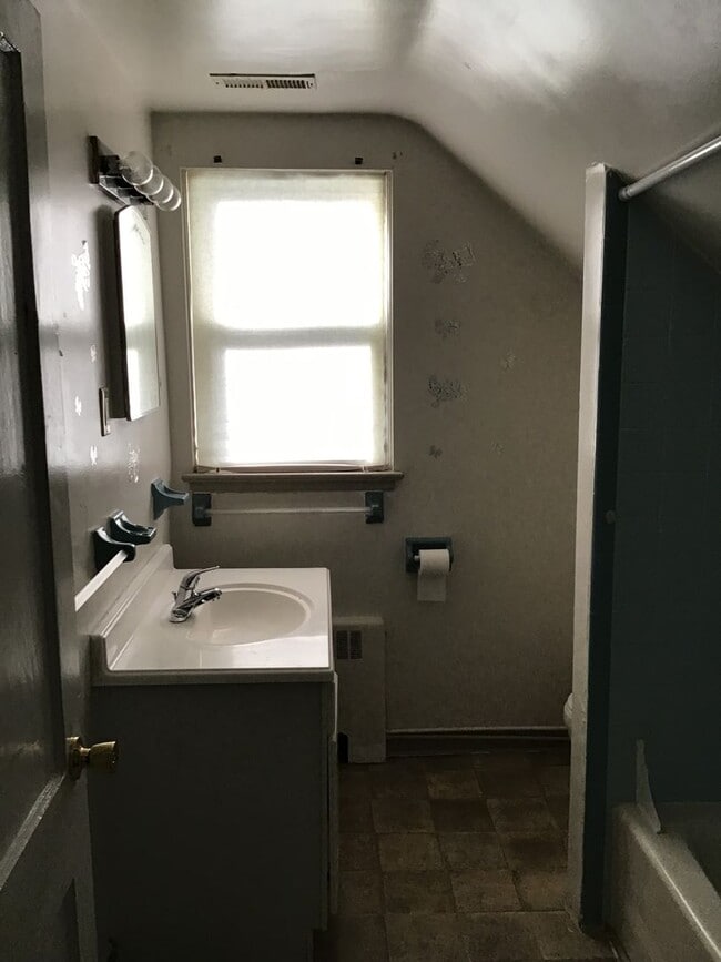 Building Photo - 1550 E Bayview Blvd