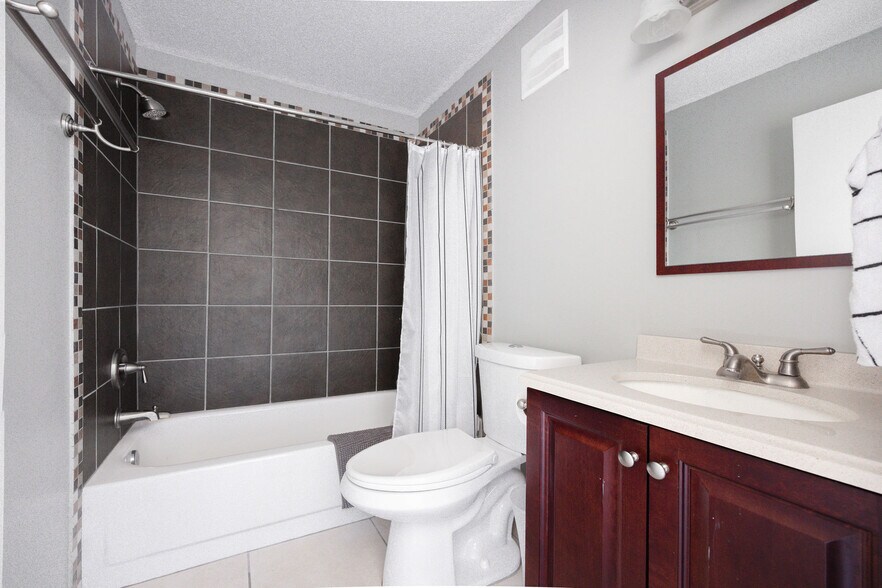 Building Photo - 14431 Fairway Dr