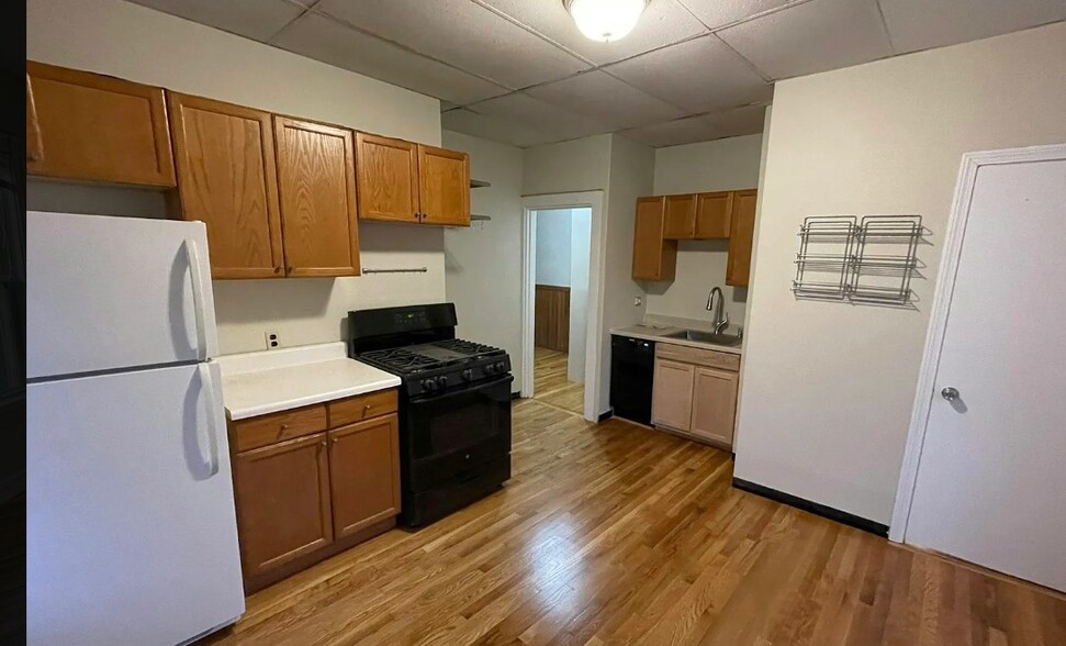 Primary Photo - 164 Putnam Ave
