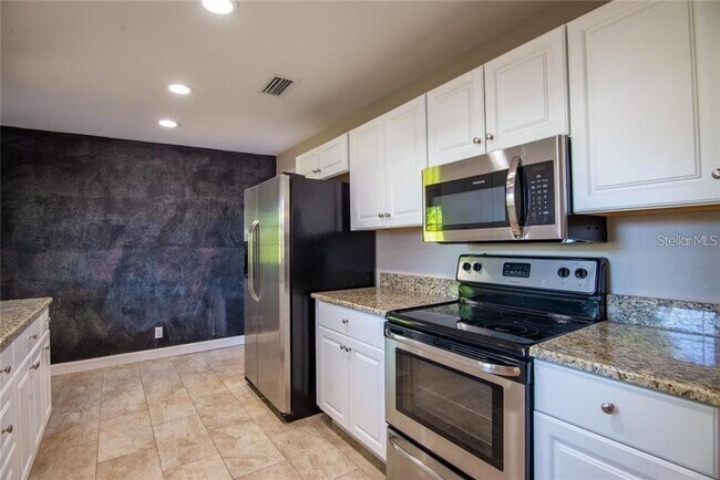 Building Photo - 2074 Greenbriar Blvd