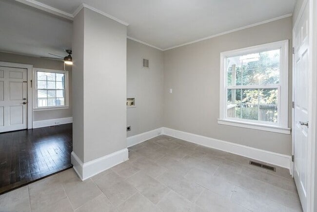 Building Photo - 1BD/1BA Duplex Home with Additional Flex R...
