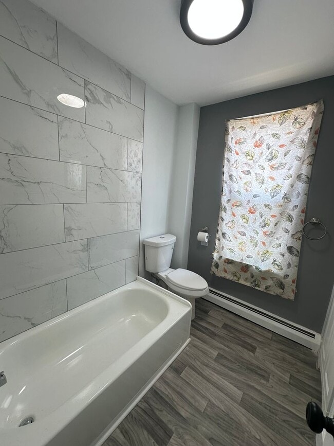 Building Photo - Renovated 3 Bed, 1 Bath Townhome