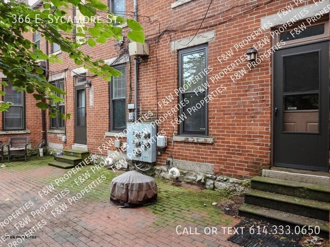 Building Photo - 366 E Sycamore St