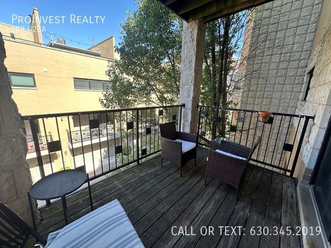 Building Photo - 2144 W Schiller St