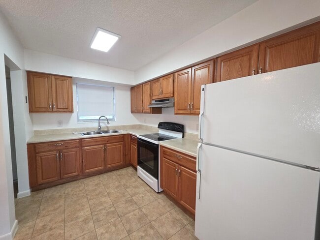 Building Photo - 231 Hibiscus St