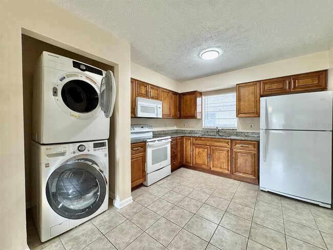 Building Photo - 10015 N Aster Ave