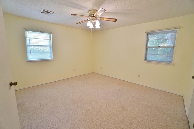 Building Photo - Cute 3 bed, 2 bath home near campus