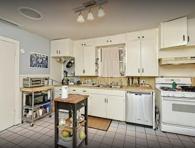 Unit A Pre-Reno Kitchen - 4000 Crescent Dr