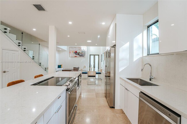 Building Photo - 2766 SW 33rd Ave