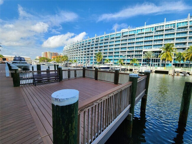 Building Photo - 3001 NE 185th St