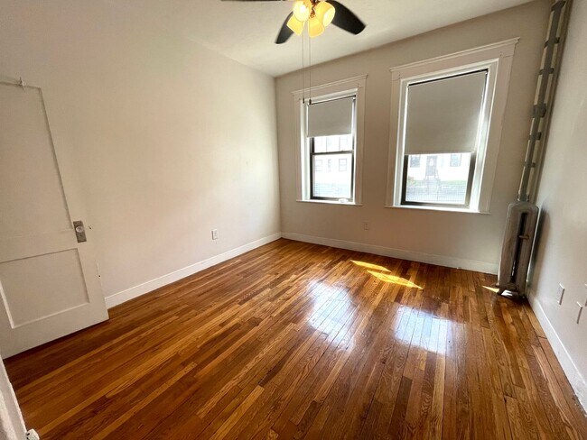Building Photo - 2Br/1Bth Great location, Brookline line, Laundry in building! Parking available! Walk to Green Line