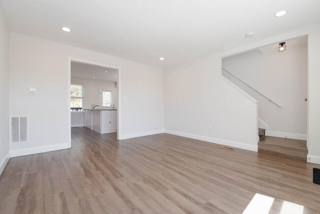 Building Photo - 806 Benninghaus Rd