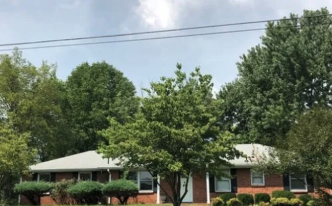 Building Photo - 3 bd/2 bth w/huge bonus room. Fenced yard