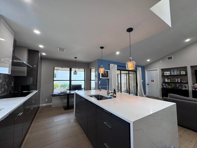 Building Photo - 6876 Palmar Ct