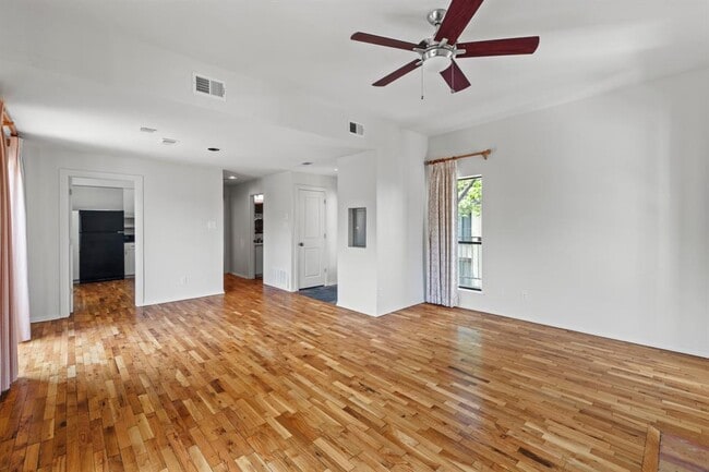 Building Photo - 409 E 38th St