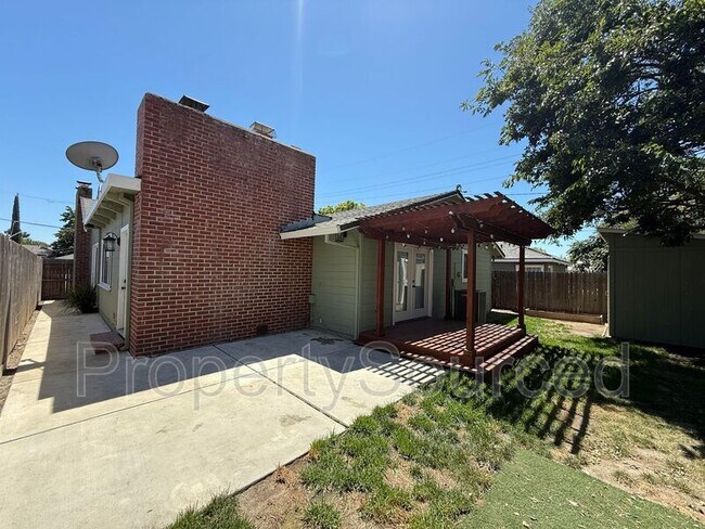 Building Photo - 1251 Middlefield Ave