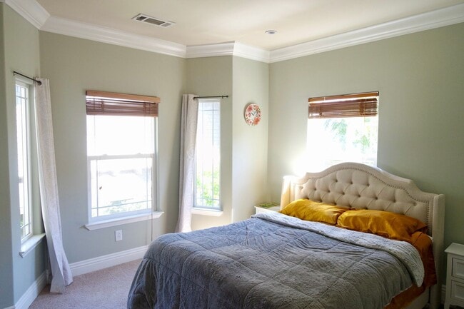 Building Photo - Modern House Near Downtown