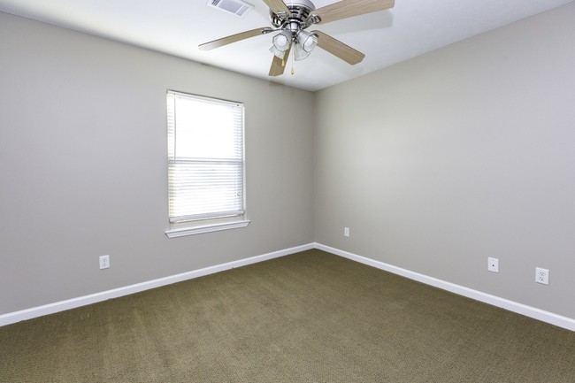 Building Photo - 17 Hillside Cove